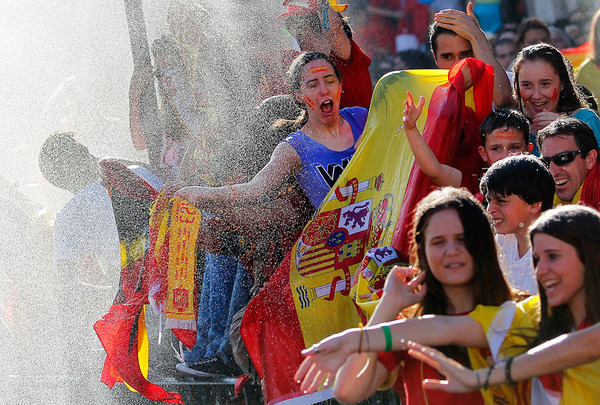 spain_is_celebrating_the_victory_in_the_euro_2012_with_fans_01.jpg